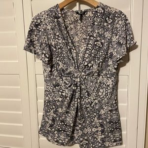 $5 ❤️‍🔥Flattering Daisy Fuentes top. Large